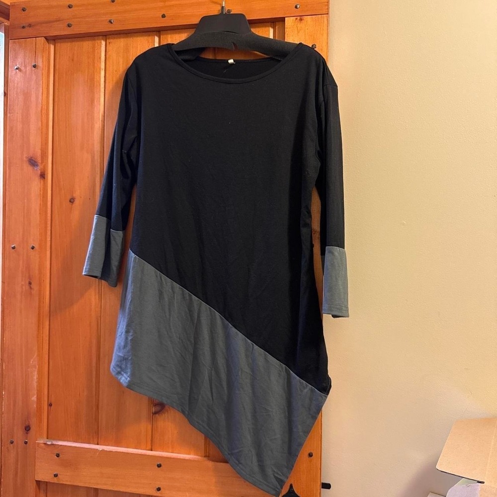 Black and grey‎ asymmetrical top with sleeves size 3XL